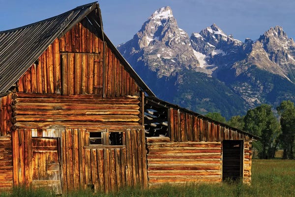 Barn along Mormon Row and Grand Teton Mountains. USA, Wyoming, Grand Teton National Park.