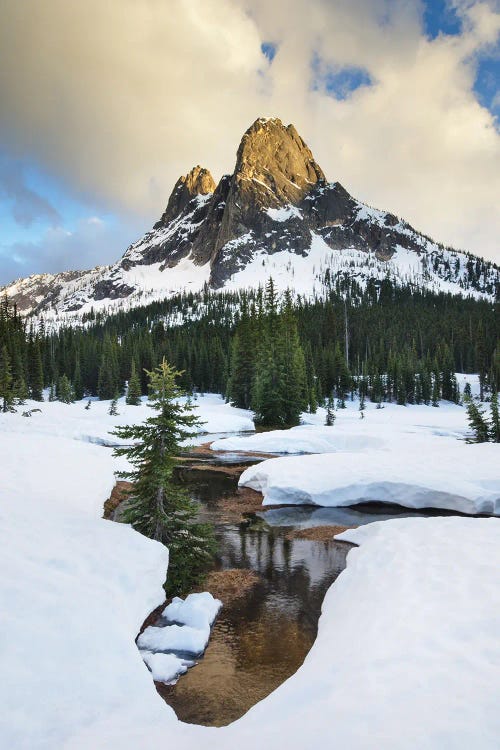 USA, Washington State. Liberty Bell Mountain, Washington Pass, North Cascades.