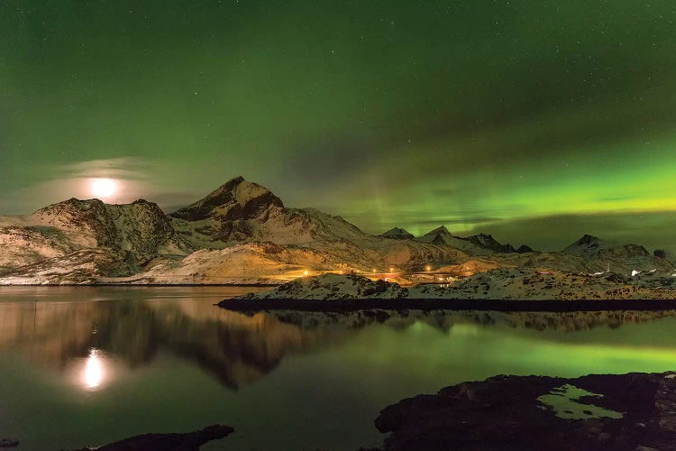 Aurora Borealis. Kakersundet. Lofoten Islands. Norway