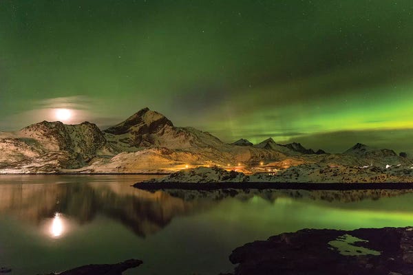 Aurora Borealis. Kakersundet. Lofoten Islands. Norway