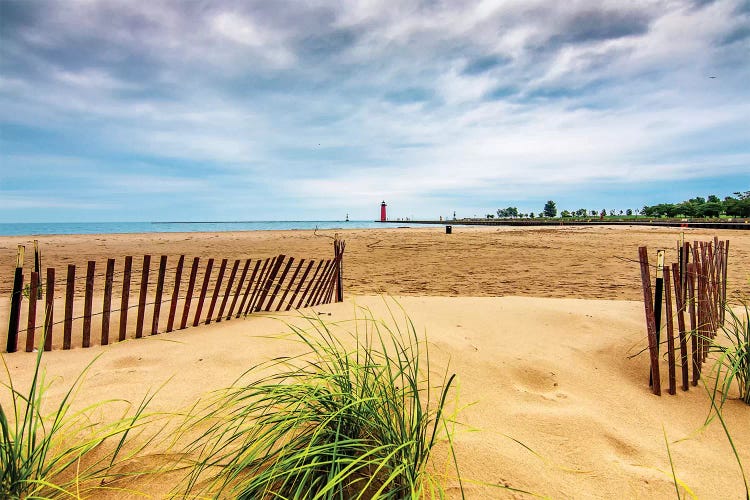 Milwaukee Pierhead Lighthouse And Beach