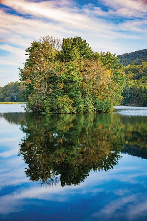 Lake Reflections, Peaks Of Otter, Blue Ridge Parkway, Smoky Mountains, USA.