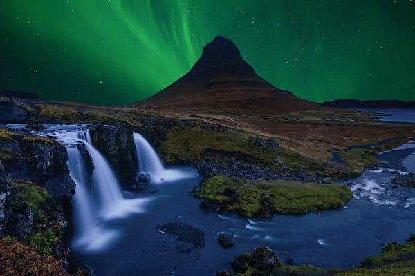 Kirkjufell: Kirkjufell... Under A Boreal Green Sky by Alvaro Roxo