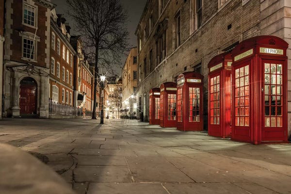England: Iconic Red Phone Box - London by Mark Paulda