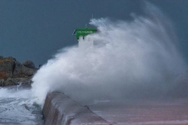 Bretagne, Le Phare De Trevignon Sous Les Vagues