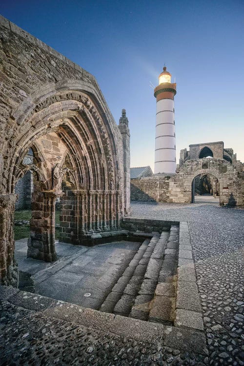 Bretagne, Phare Saint Mathieu Et Porche De L'Eglise Notre Dame De Grâce