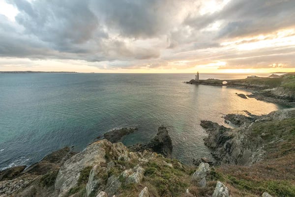 Lighthouses: The Guardian Of The Ocean by Philippe Manguin