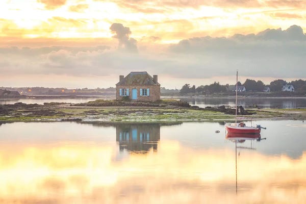Cannes: La Petite Maison De Saint Cado by Philippe Manguin