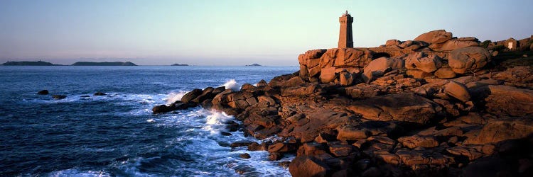 Ploumanac'h (Mean Ruz) Lighthouse, Perros-Guirec, Cote de Granit Rose, Cotes-d'Armor, Brittany, France