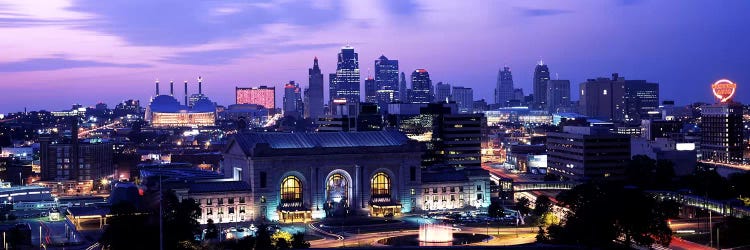 Union Station at sunset with city skyline in backgroundKansas City, Missouri, USA