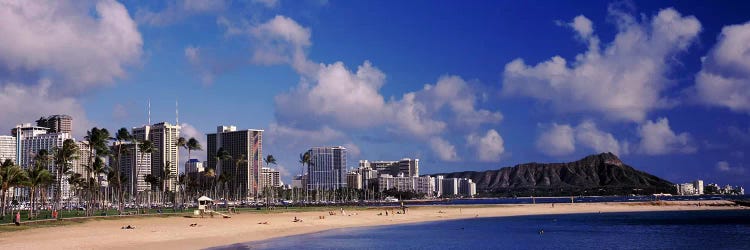 Waikiki Beach with mountain in the background, Diamond Head, Honolulu, Oahu, Hawaii, USA