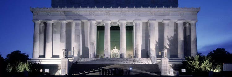 Memorial lit up at night, Lincoln Memorial, Washington DC, USA
