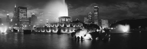 Fountains: Illuminated Buckingham Fountain In B&W, Grant Park, Chicago, Illinois, USA by Panoramic Images