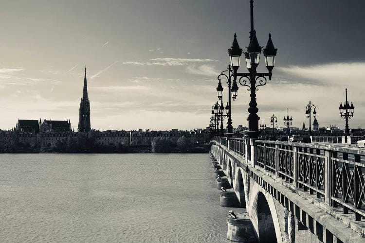 Pont de Pierre bridge across Garonne River, Bordeaux, Gironde, Aquitaine, France