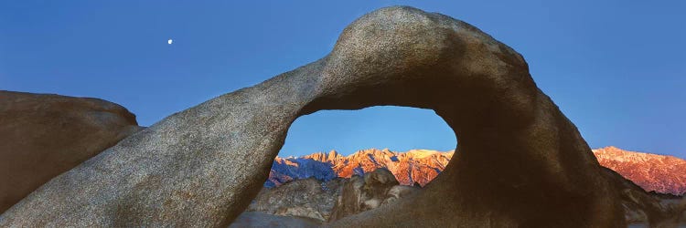 Natural rock formations, Alabama Hills Natural Arch, Mobius Arch, Movie Road, Lone Pine, California, USA