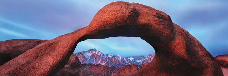 Natural rock formations, Alabama Hills Natural Arch, Mobius Arch, Movie Road, Lone Pine, California, USA