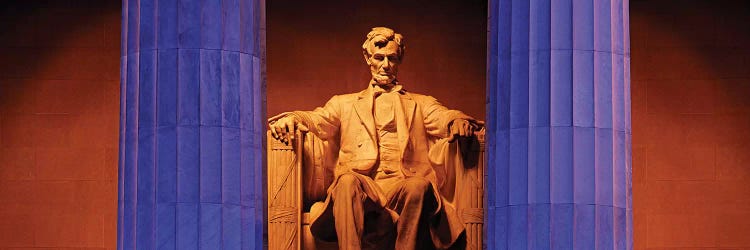 Statue of Abraham Lincoln in a memorial, Lincoln Memorial, Washington DC, USA