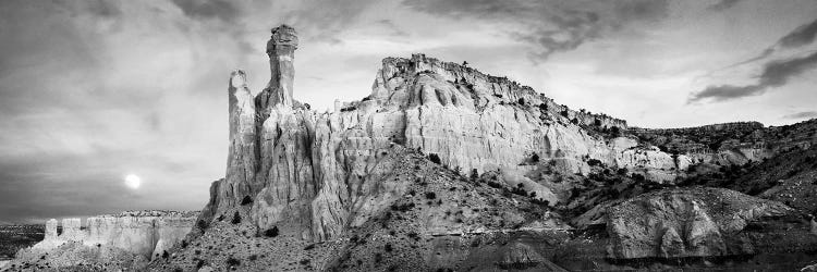 Full Moon Sets In The Redrock Country Of Ghost Ranch, New Mexico, USA