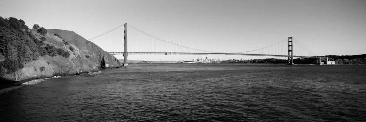 Suspension bridge across the sea, Golden Gate Bridge, San Francisco, California, USA (black & white)