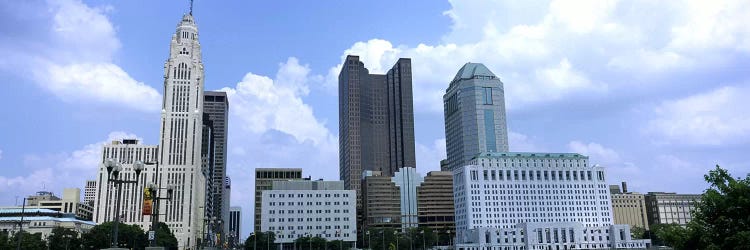 USA, Ohio, Columbus, Clouds over tall building structures