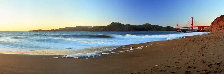 Footprints on the beach, Golden Gate Bridge, San Francisco, California, USA