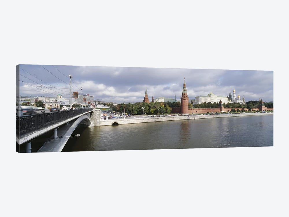 Bridge across a river, Bolshoy Kamenny Bridge, Grand Kremlin Palace, Moskva River, Moscow, Russia by Panoramic Images 1-piece Art Print
