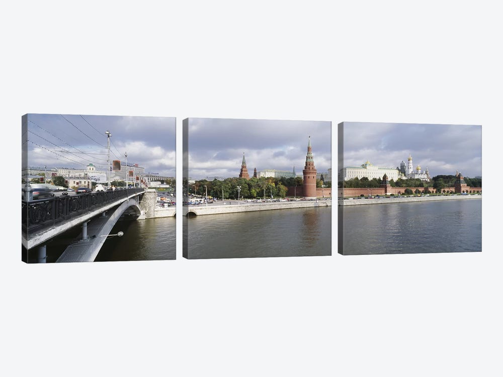 Bridge across a river, Bolshoy Kamenny Bridge, Grand Kremlin Palace, Moskva River, Moscow, Russia by Panoramic Images 3-piece Art Print
