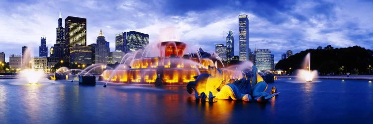 Fountain lit up at dusk, Buckingham Fountain, Grant Park, Chicago, Illinois, USA