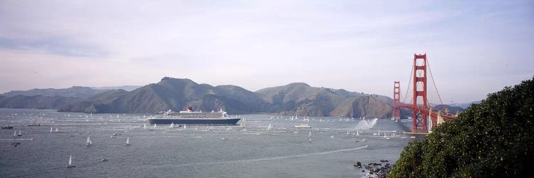 Cruise ship approaching a suspension bridge, RMS Queen Mary 2, Golden Gate Bridge, San Francisco, California, USA