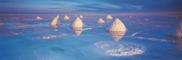 Salt pyramids on salt flat, Salar De Uyuni, Potosi, Bolivia