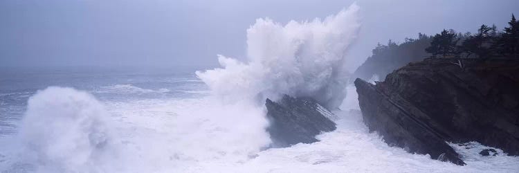 Crashing Waves Along The Coast, Shore Acres State Park, Coos County, Oregon, USA