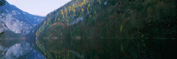 Lake in front of mountainsLake Toplitz, Salzkammergut, Austria