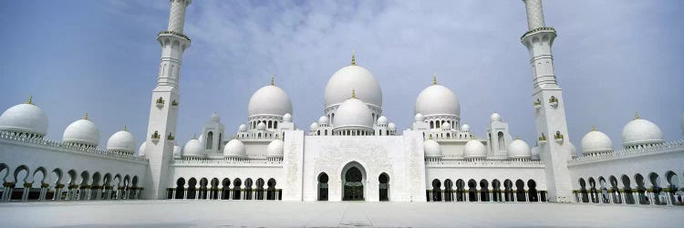 Low angle view of a mosque, Sheikh Zayed Mosque, Abu Dhabi, United Arab Emirates