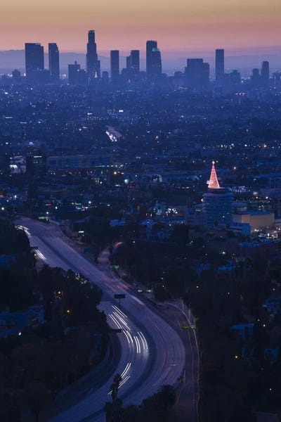 High angle view of highway 101 at dawn, Hollywood Freeway, Hollywood, Los Angeles, California, USA