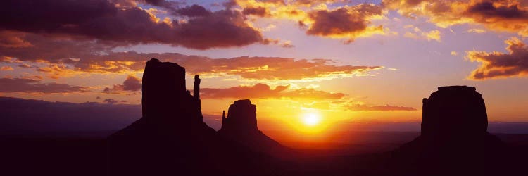 Silhouette of buttes at sunsetMonument Valley, Utah, USA