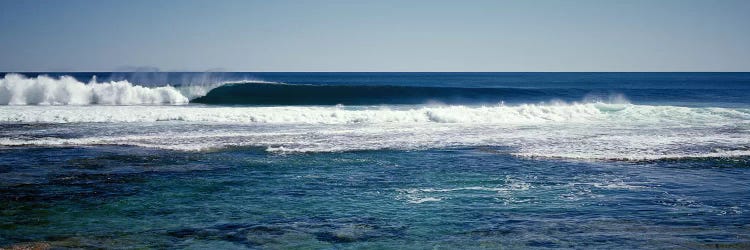 Wave splashing in the sea