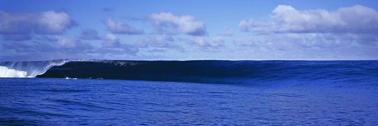 Waves splashing in the sea