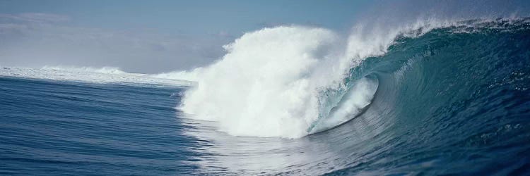 Waves splashing in the sea