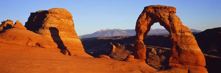 Natural arch in a desertDelicate Arch, Arches National Park, Utah, USA