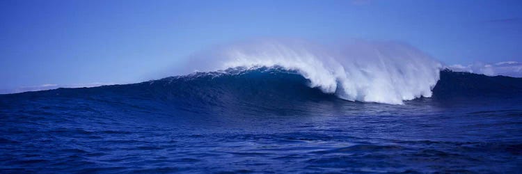 Waves splashing in the sea