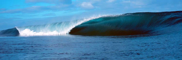 Waves splashing in the sea