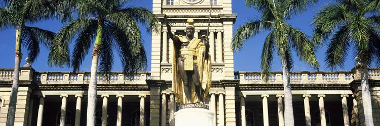 Statue of King Kamehameha in front of a government building, Aliiolani Hale, Honolulu, Oahu, Honolulu County, Hawaii, USA