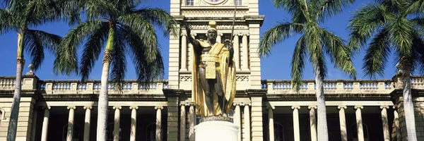 Honolulu: Statue of King Kamehameha in front of a government building, Aliiolani Hale, Honolulu, Oahu, Honolulu County, Hawaii, USA by Panoramic Images