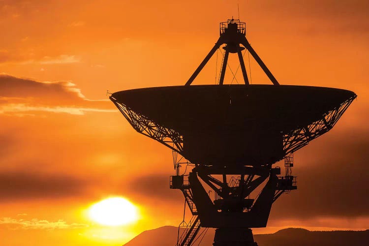 Radio telescope at sunset, Socorro, New Mexico, USA