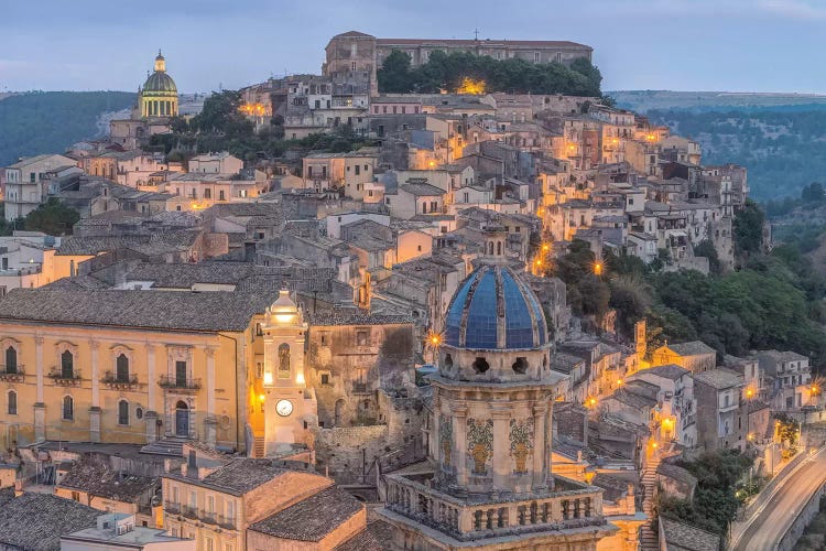 Italy, Sicily, Ragusa, Looking down on Ragusa Ibla at Dusk