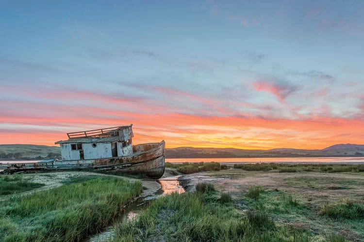 USA, California, Point Reyes National Seashore, Shipwreck sunrise