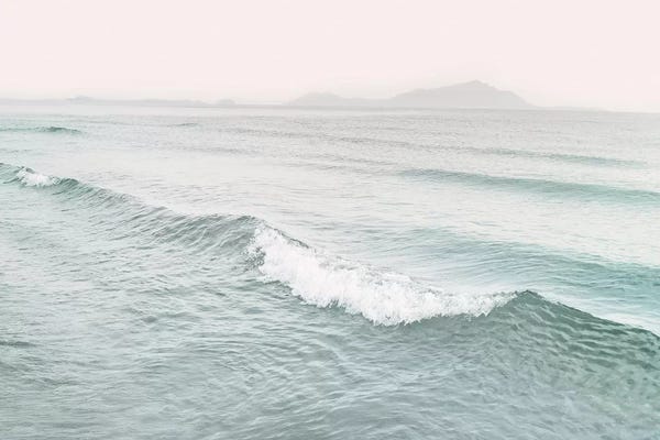 Zen Bedroom: Sea Wave by Sisi & Seb