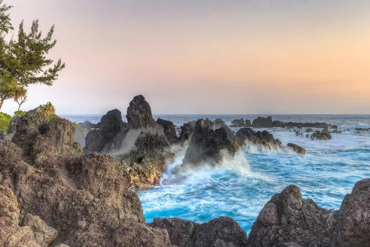 Sunrise at Laupahoehoe Beach Park, Hamakua Coast, Big Island, Hawaii