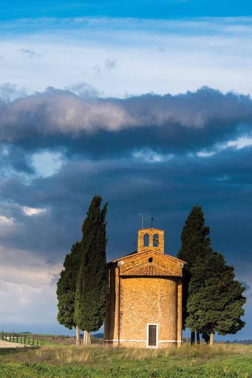 Italy, Tuscany, Val Di D'Orcia, Vitaleta chapel in the morning.