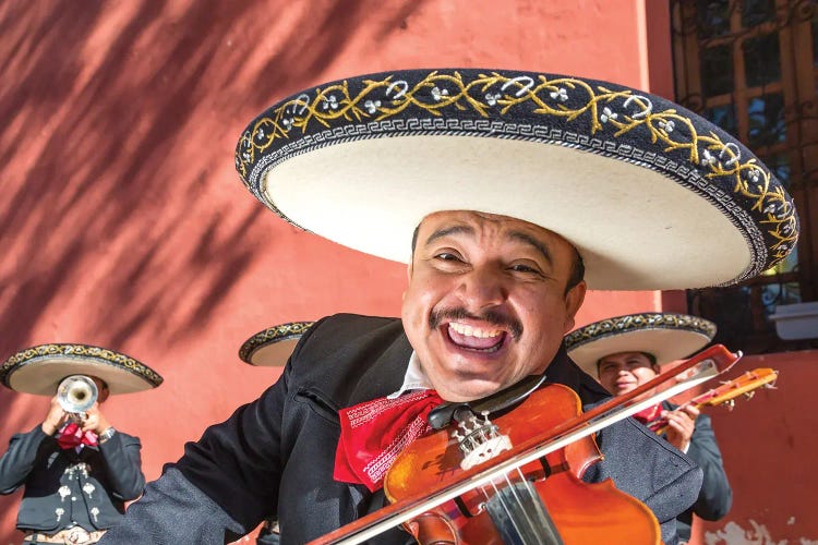 Funny Mariachi Playing Violin, Yucatan, Mexico